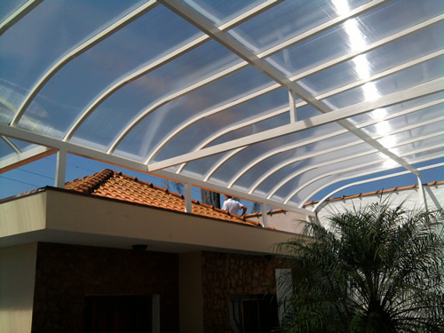 Onde as coberturas de policarbonato e vidro podem ser aplicadas?